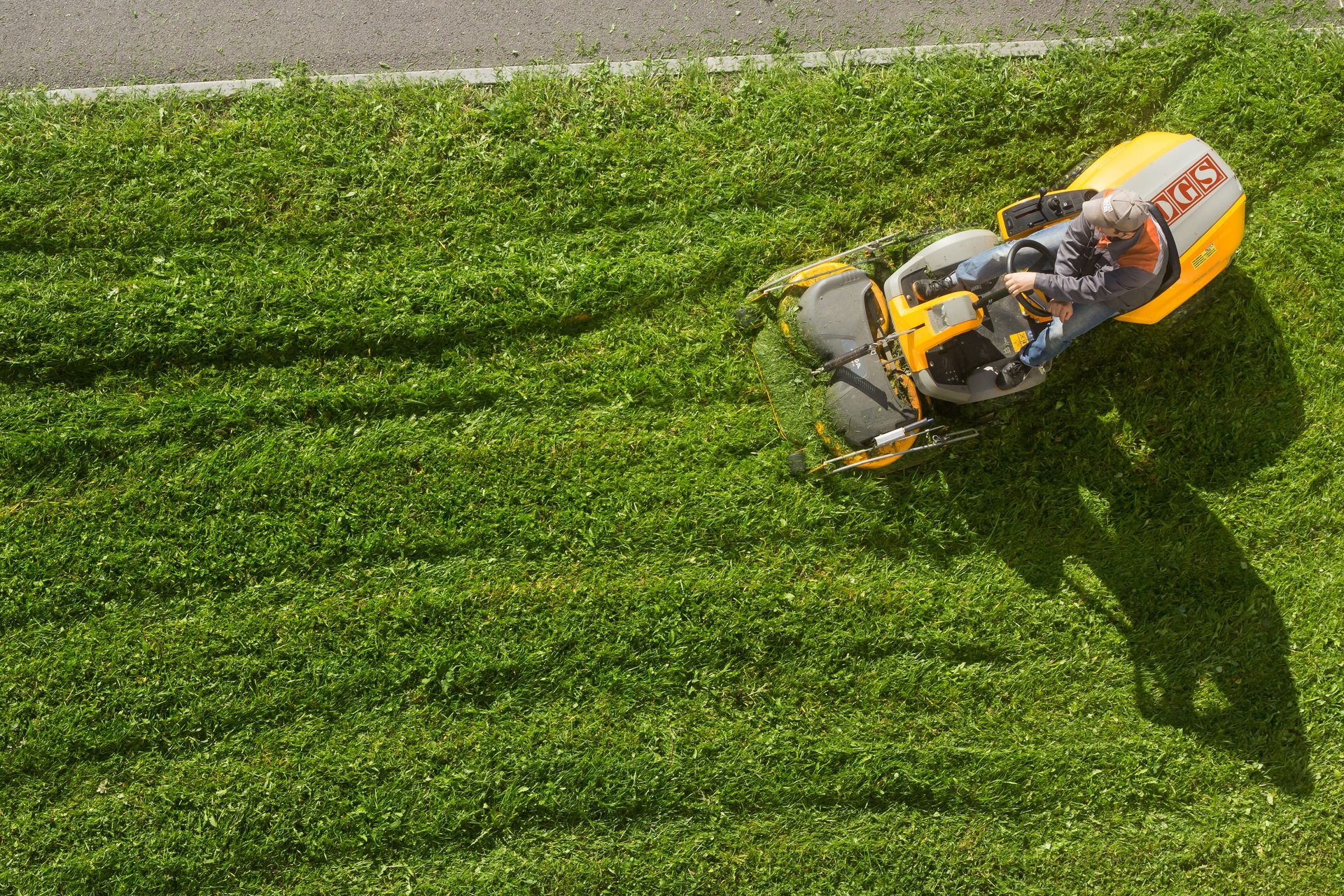 Commercial lawn cutting services oshawa